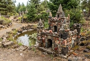 Em 1935, fazendeiro de 52 anos começou a construir castelos em miniatura com pedras retiradas da própria terra: o passatempo virou um jardim de 1,6 hectare com pontes, igrejas e monumentos