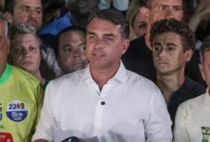 Em carta golpista, Flávio agradece Milei e Trump por apoio para fuga