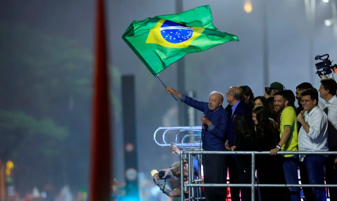 Em festa da vitória, Lula pede que público cante Hino da Independência