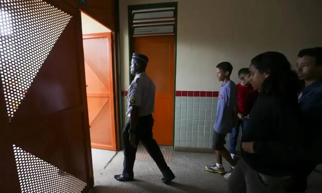 Escolas cívico-militares trocam formação por obediência, afirma professora da UnB