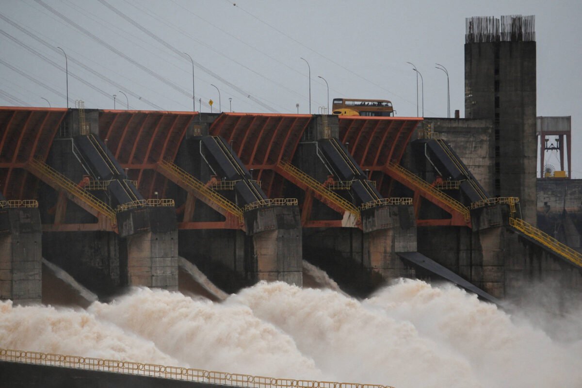 EUA e Paraguai fazem acordo para abastecer infraestrutura de IA com energia de Itaipu