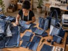 Ex-professora universitária transforma jeans velho em negócio, reaproveita quase meia tonelada de tecidos e usa parte dos ganhos para apoiar outras famílias