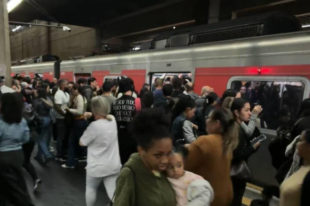 Falha de sinalização reduz velocidade da linha 11-coral da CPTM, em São Paulo