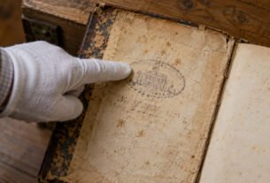 Família encontra livro escondido numa lareira durante reforma, guarda a obra por três décadas e só descobre depois que deveria ter sido devolvida à biblioteca cerca de 150 anos antes