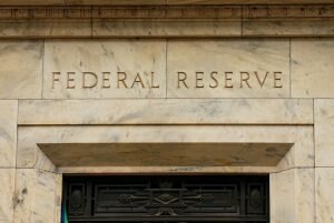 Fed mantém juros em pausa, mas aperto monetário não acabou, avaliam economistas