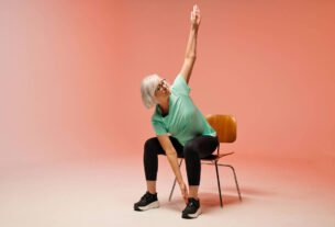 Fica sentado o dia todo? Veja nove exercícios para melhorar a postura