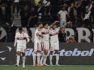 Flamengo goleia o Vasco e se isola na liderança do Brasileiro a cinco rodadas do fim