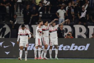 Flamengo goleia o Vasco e se isola na liderança do Brasileiro a cinco rodadas do fim