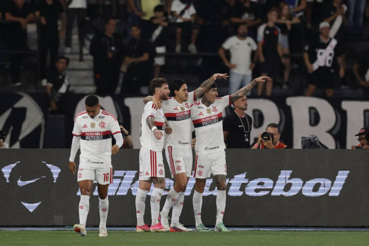 Flamengo goleia o Vasco e se isola na liderança do Brasileiro a cinco rodadas do fim