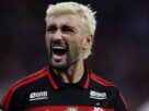 Flamengo marca no fim, vence o Atlético e volta à liderança do Brasileiro