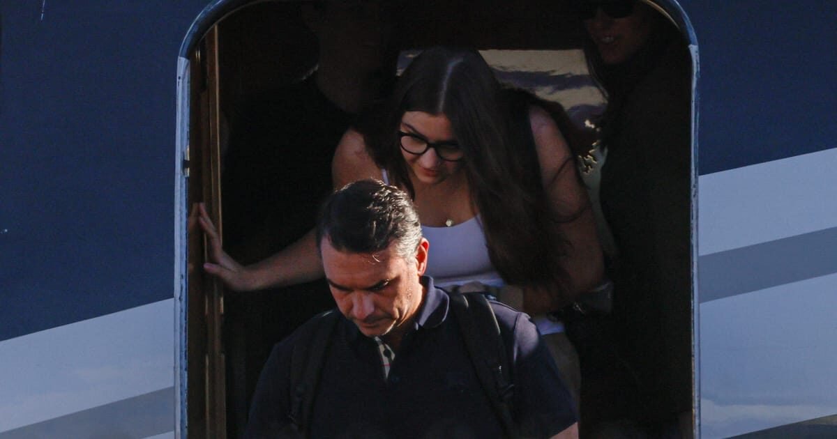 Flávio Bolsonaro chega aos EUA após derrota na eleição