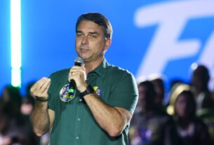 Flávio Bolsonaro cogita vincular Caixa e BB a ministério da área social caso eleito