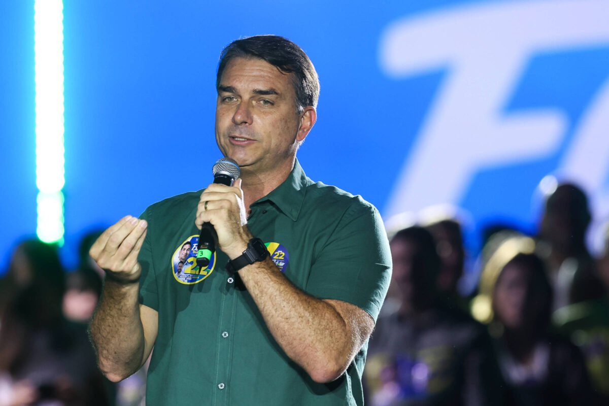 Flávio Bolsonaro cogita vincular Caixa e BB a ministério da área social caso eleito