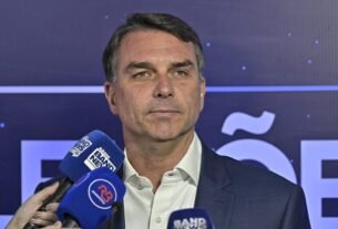 Flávio Bolsonaro desembarcou em Miami e foi recebido pelo irmão Eduardo, diz jornal