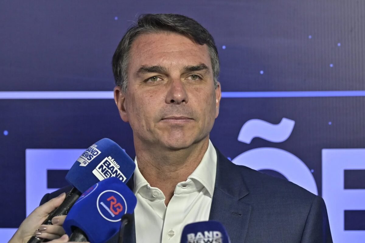 Flávio Bolsonaro desembarcou em Miami e foi recebido pelo irmão Eduardo, diz jornal