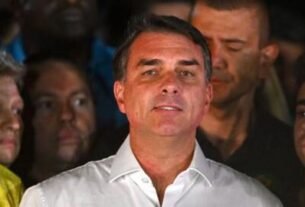 Flávio Bolsonaro não teria entregue passaporte à PF, diz fonte à BBC; siga