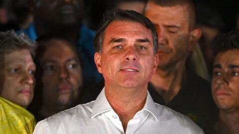 Flávio Bolsonaro não teria entregue passaporte à PF, diz fonte à BBC; siga