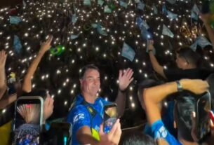 Flávio Bolsonaro pede apoio a público LGBTQIA+ em ato no CE e diz que 'serão sempre bem-vindos'