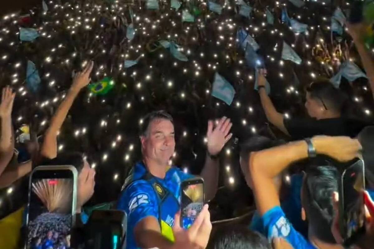 Flávio Bolsonaro pede apoio a público LGBTQIA+ em ato no CE e diz que 'serão sempre bem-vindos'