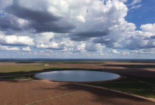 Flávio Bolsonaro promete ampliar irrigação no cerrado, onde sistema faz rios minguarem