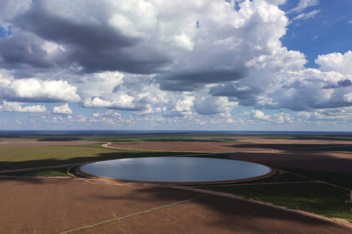 Flávio Bolsonaro promete ampliar irrigação no cerrado, onde sistema faz rios minguarem