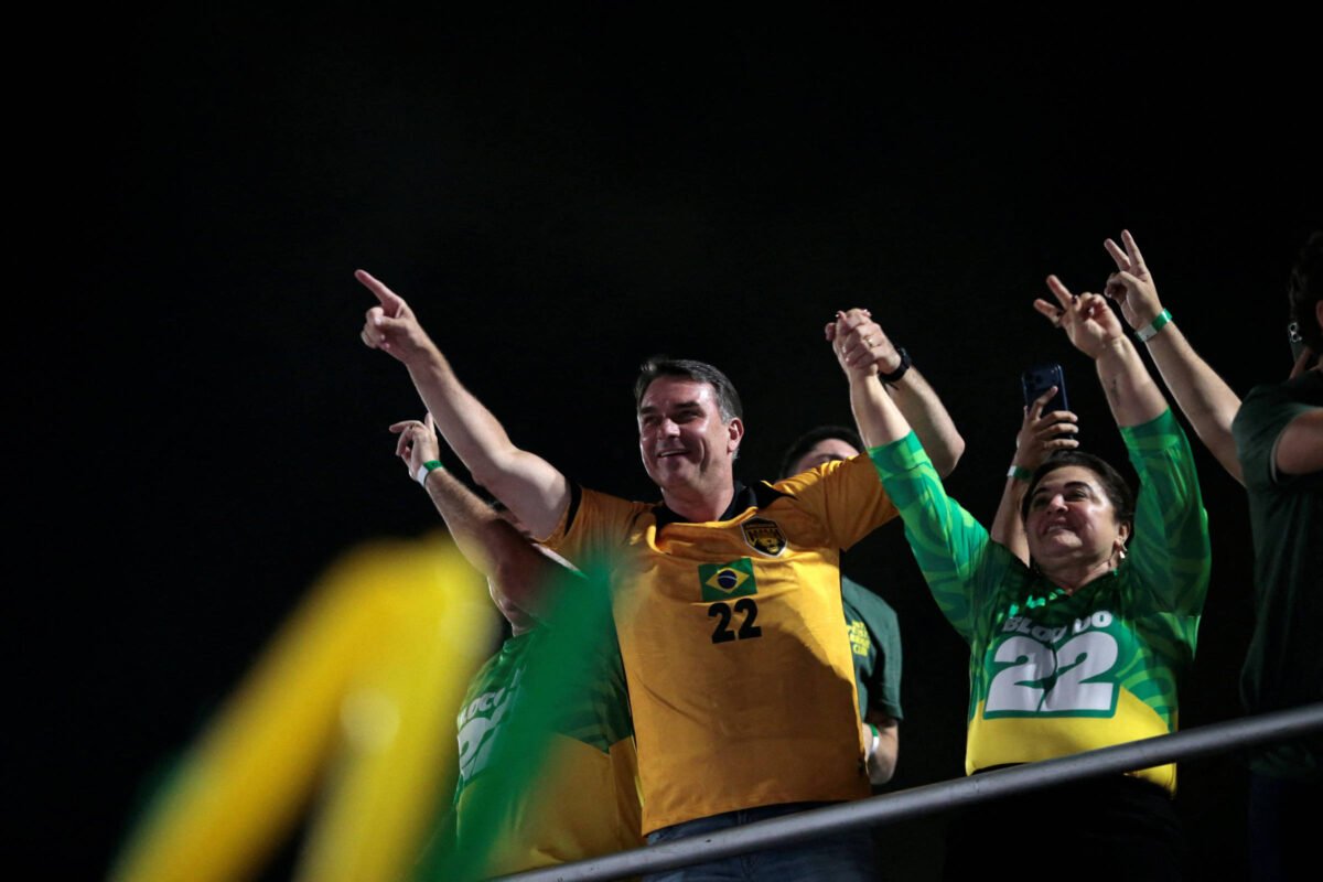 Flávio Bolsonaro promete BR-319 e apoio contra queimadas em Manaus