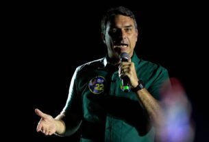 Flávio Bolsonaro promete Pix para devolver parte dos gastos de consumidores, mas não detalha custo