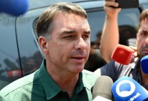 Flávio Bolsonaro propõe retomar prazo de dois anos para regra de proteção do Bolsa Família