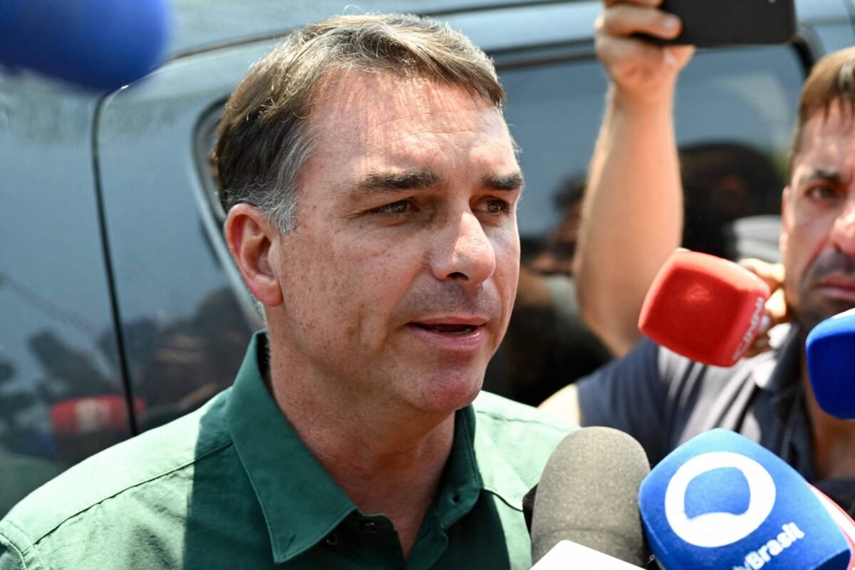 Flávio Bolsonaro propõe retomar prazo de dois anos para regra de proteção do Bolsa Família