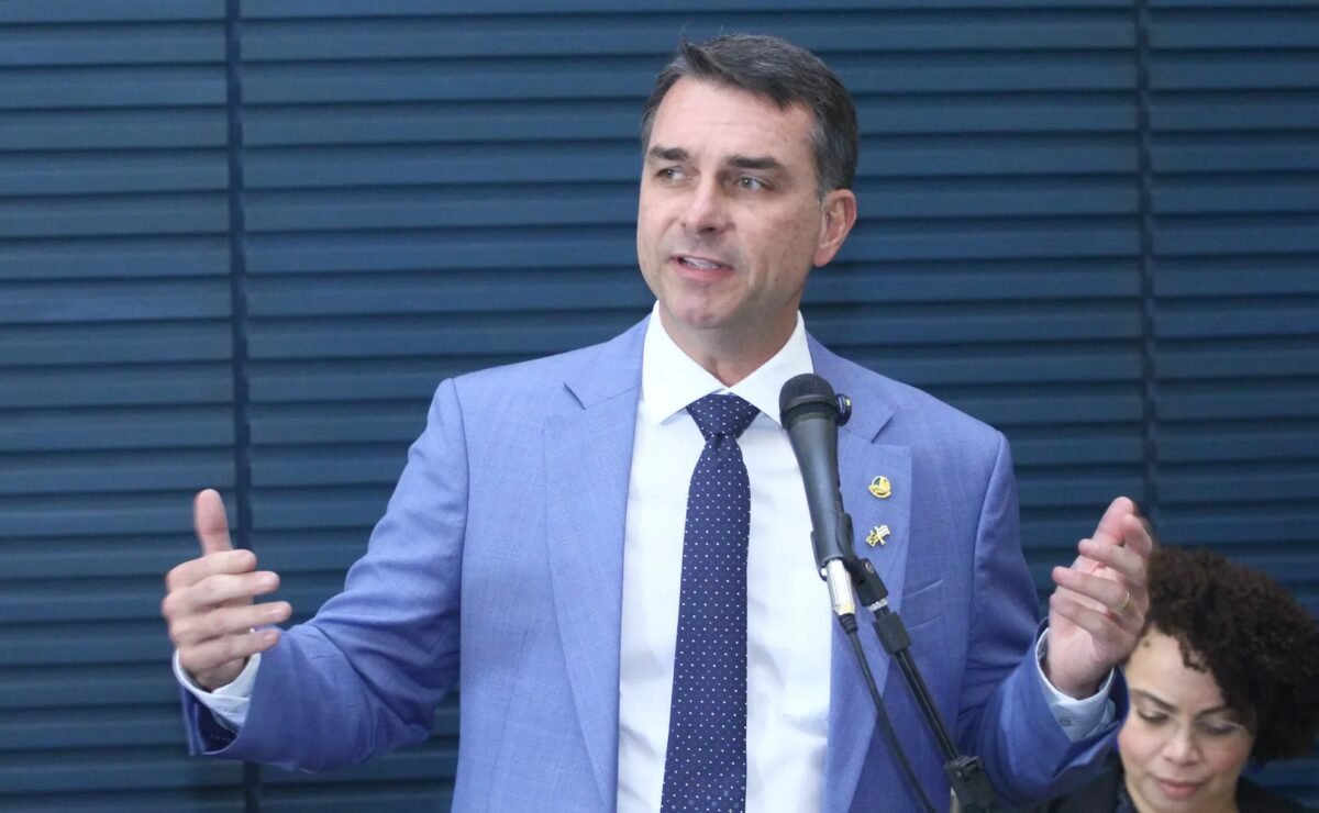 Flávio Bolsonaro propõe vender imóveis, securitizar dívidas e combater corrupção para ajuste fiscal