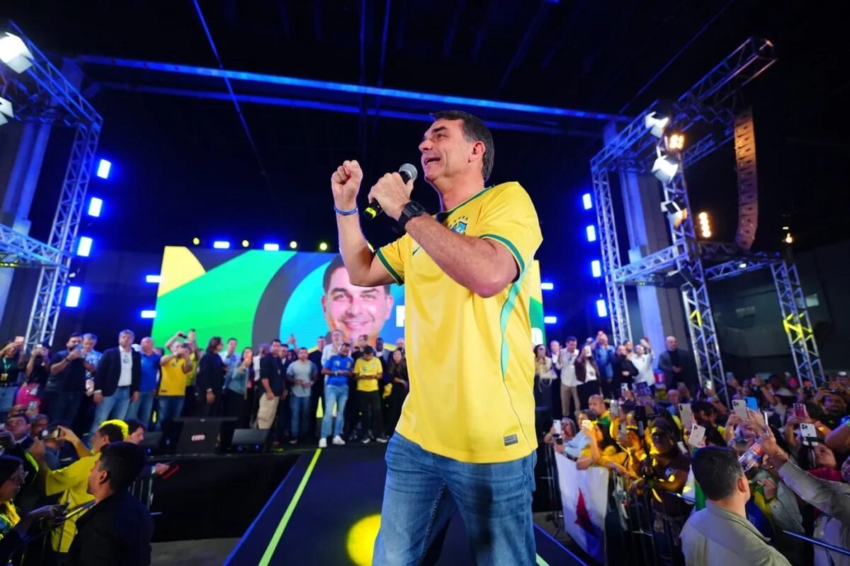 Flávio Bolsonaro propõe 'Virapix', medida que devolveria parte do valor pago em contas e prestações