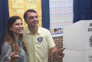Flávio Bolsonaro vota no Rio e faz apelo para que eleitores compareçam às urnas