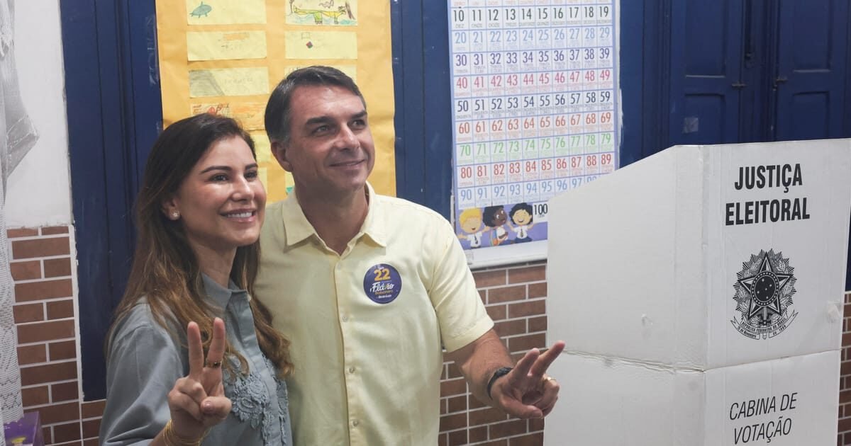 Flávio Bolsonaro vota no Rio e faz apelo para que eleitores compareçam às urnas