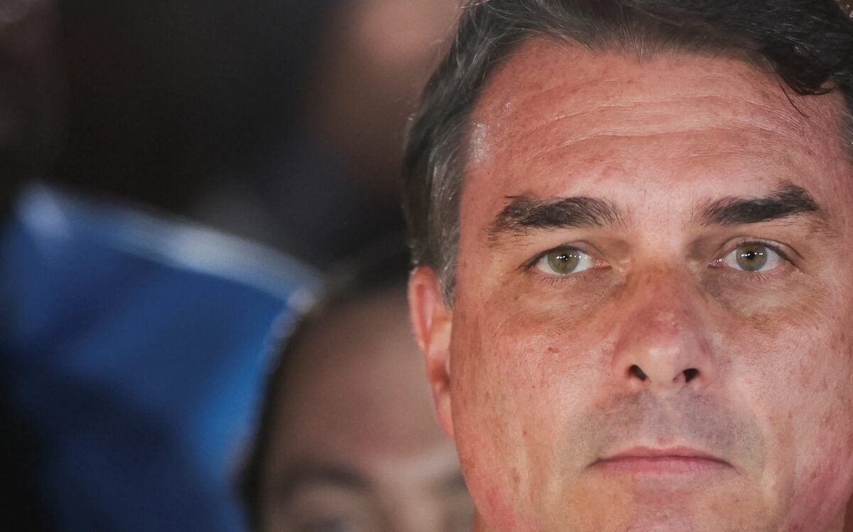 Flávio foi admitido nos EUA por razões humanitárias, mostra registro de entrada