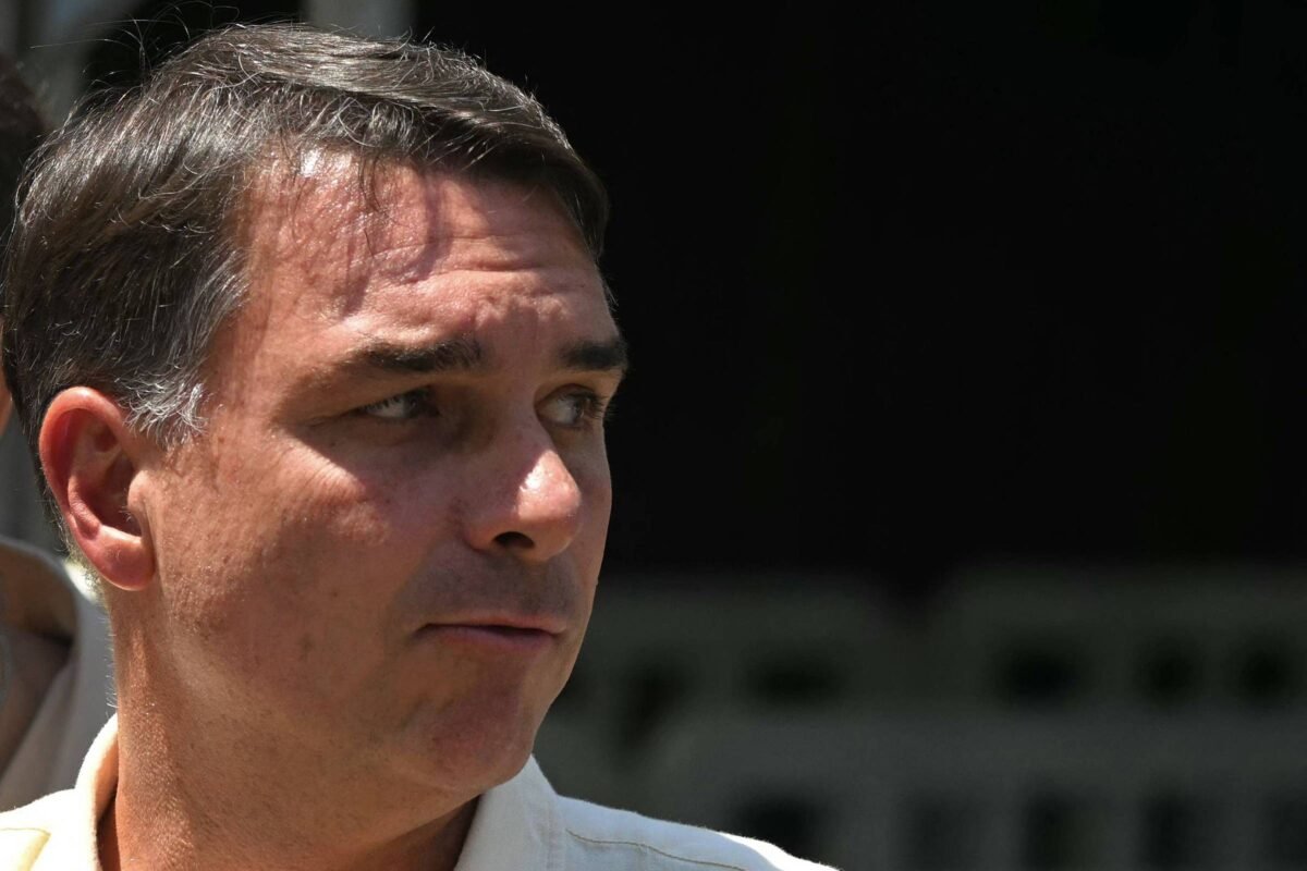 Flávio, o mártir do pau oco, quer criar nova revolta dos Bolsonaros contra o 'sistema'