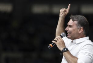 Flávio votou contra projeto que suspende posse de arma de policial que comete violência doméstica