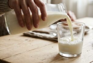 Fortalecimento dos ossos: quantos copos de leite por dia recomendam beber para ajudar a atingir a necessidade de cálcio?