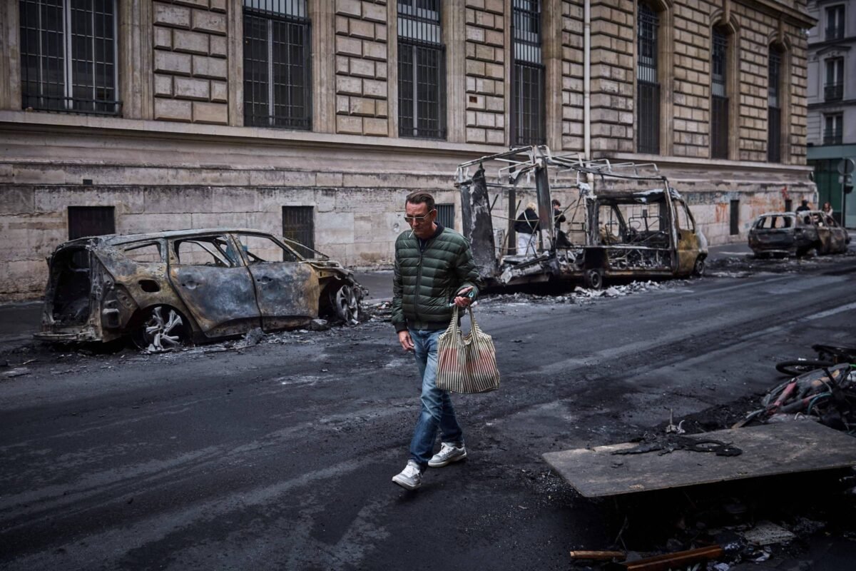 França decreta novos toques de recolher e começa a julgar detidos após onda de caos