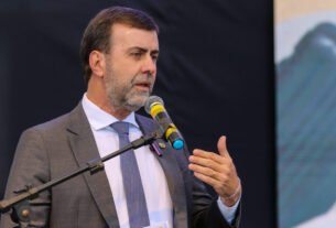 Freixo diz que turismo bateu recordes com Lula e que Flávio quer privatizar praias
