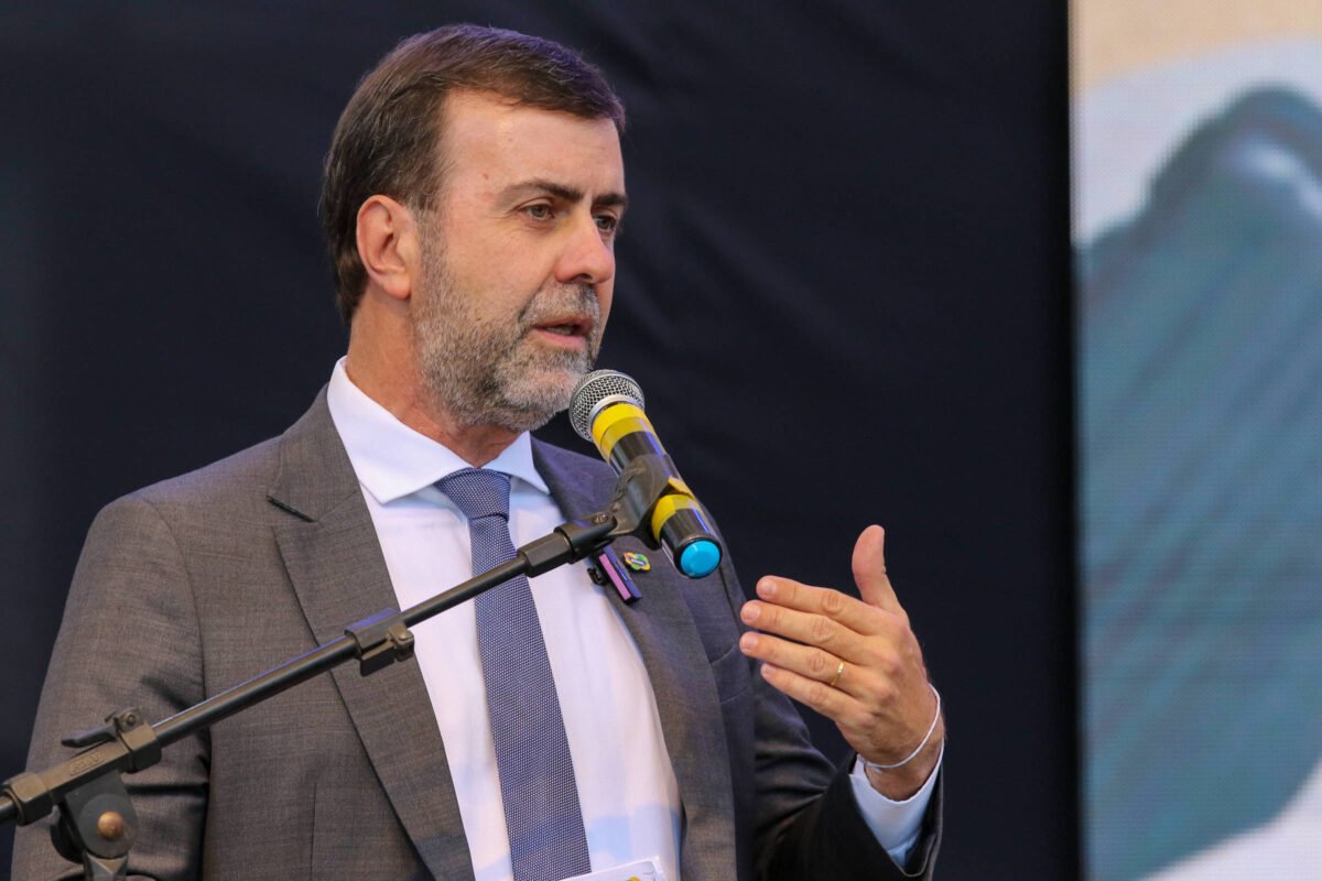 Freixo diz que turismo bateu recordes com Lula e que Flávio quer privatizar praias