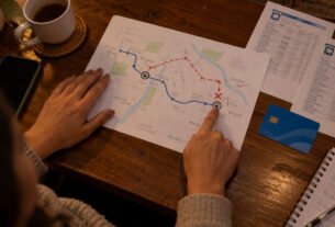 Funcionária começa a chegar sempre dez minutos atrasada depois que a linha de ônibus muda o itinerário, recebe advertência e percebe que ninguém na empresa sabia que o trajeto tinha aumentado quase meia hora