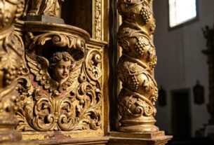 Fundada em 1535, a antiga capital nordestina que encanta com igrejas barrocas, ladeiras de pedra e um centro histórico repleto de casarões coloridos