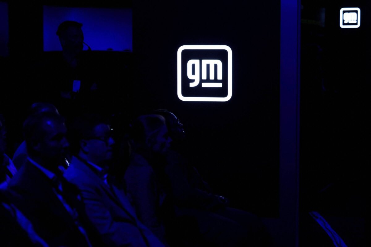 GM quer reduzir para dois anos desenvolvimento de carros com IA