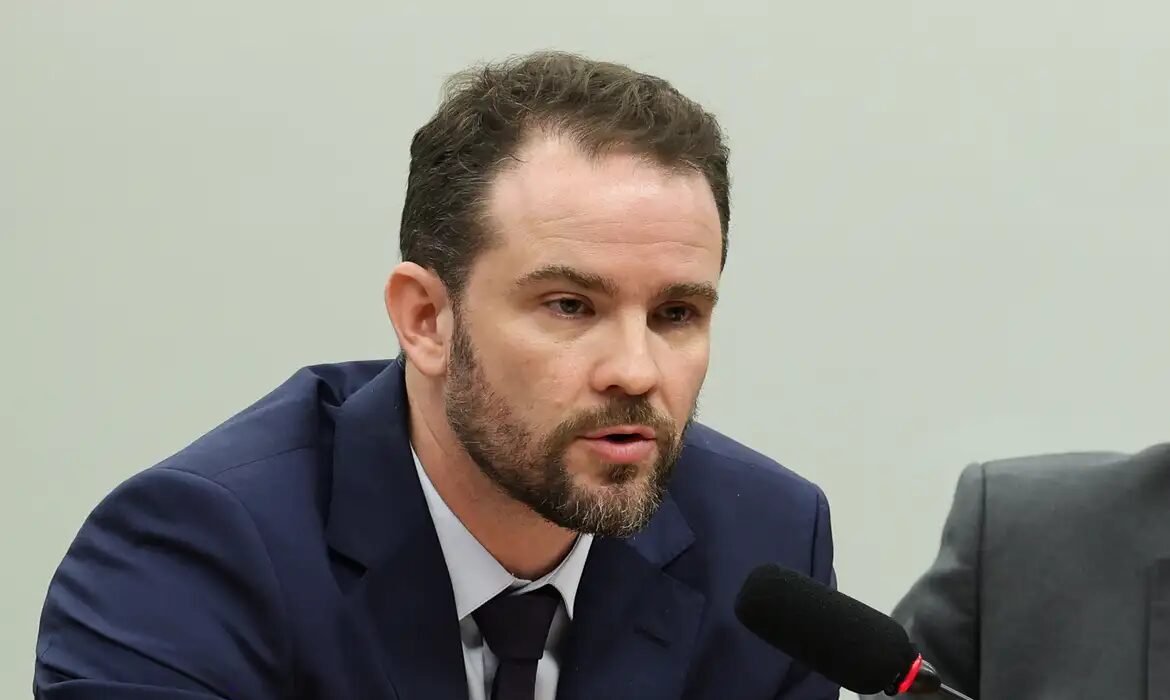 Governo buscará cumprir meta fiscal com diálogo, diz Durigan