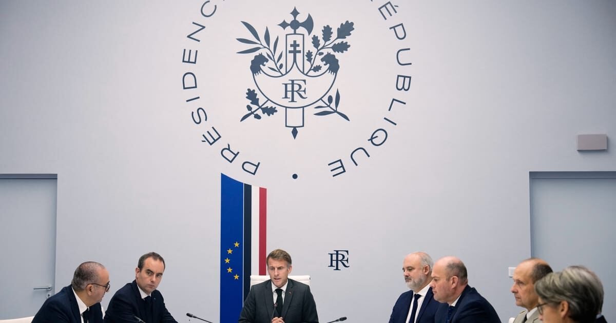 Governo francês anunciará medidas fortes para amenizar protestos sociais, diz Macron
