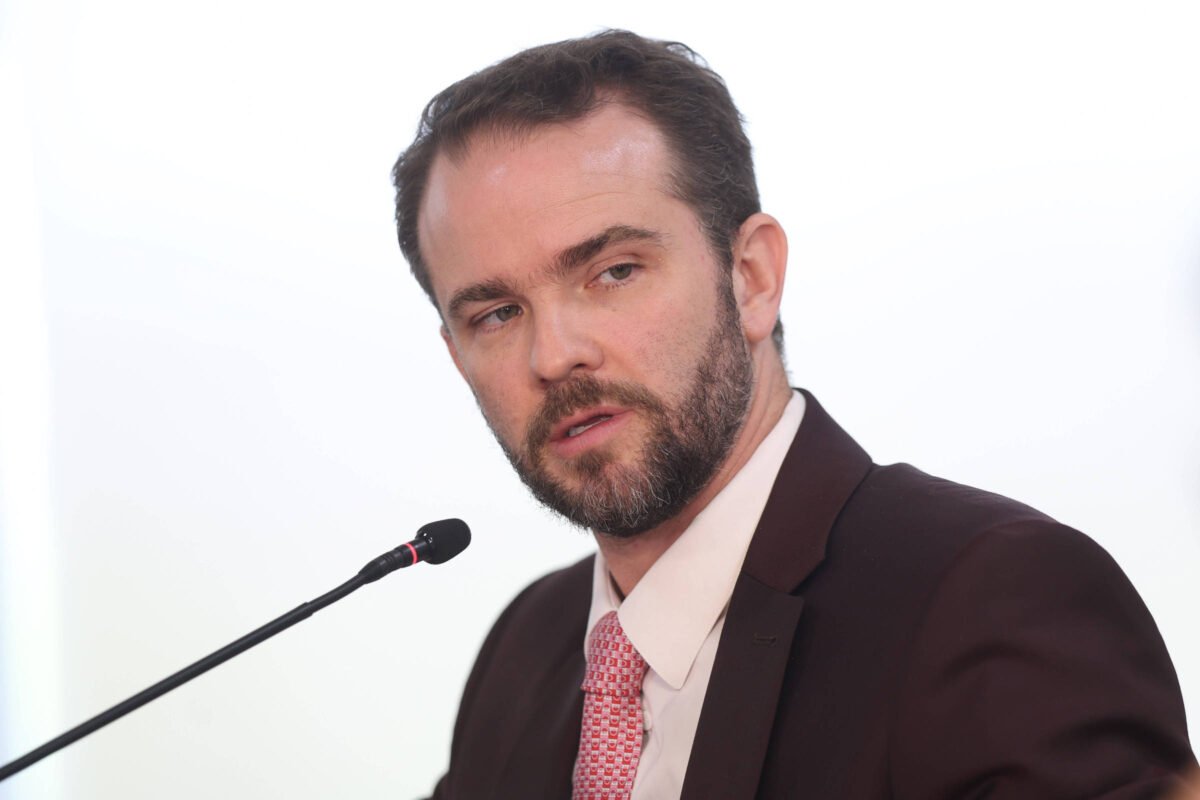 Governo prepara crédito e capacitação para empresas afetadas pelo fim da escala 6x1, diz Durigan