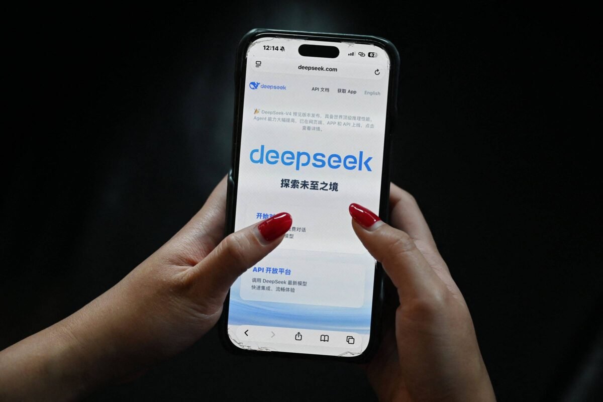 Governo Trump veta uso da IA chinesa DeepSeek em agências governamentais; China critica medida