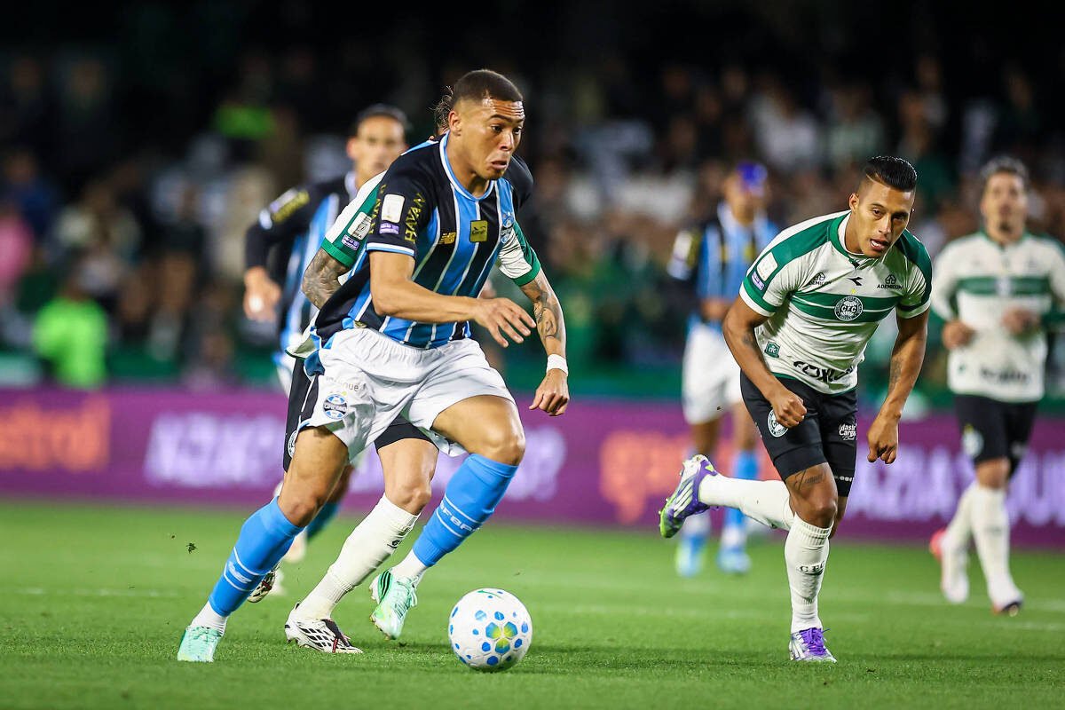Grêmio vence com gol nos acréscimos e piora situação do Corinthians no Brasileiro