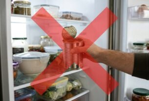 Guardar uma lata de milho aberta diretamente na geladeira parece uma maneira econômica de conservar o alimento, mas transferir o conteúdo para outro recipiente ajuda a preservar sua qualidade: autoridades britânicas recomendam utilizar embalagens apropriadas para armazenamento.