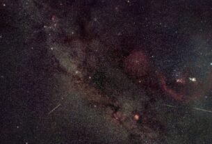 Halley's Comet dazzles from afar in spectacular astrophoto of Orionid meteor shower